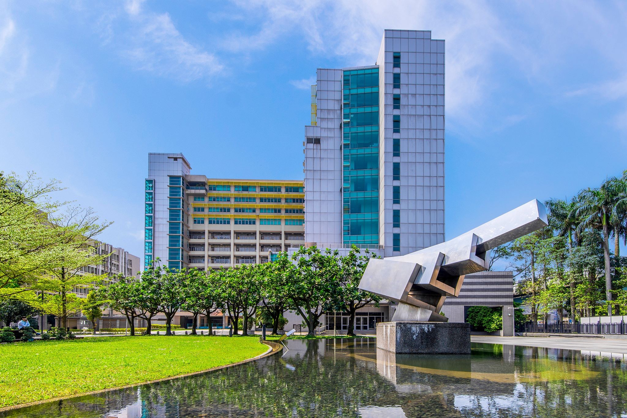 Vị trí: Quận Đại An, thành phố Đài Bắc
Xếp hạng: thứ 5 tại Đài Loan, vị trí thế giới 276 (theo top university)
Tuyển sinh: kỳ mùa xuân và kỳ mua thu 
Chương trình: tiếng anh và trung
Hệ đào tạo: Đại học, thạc sĩ, tiến sĩ 
Học bổng: miễn phí học phí trợ cấp hàng tháng: 9000-18000 NTD (7.5tr-15tr/tháng)
