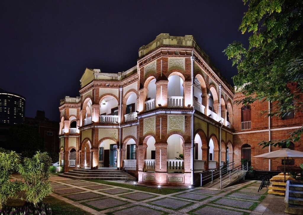 Đại học quốc lập Đài Nam (NUTN – 國立臺南大學) thành lập vào năm 1899 tại Trung Tây, Đài Nam. NUTN được biết đến là một trong 9 trường đại học hàng đầu tại Đài Loan.