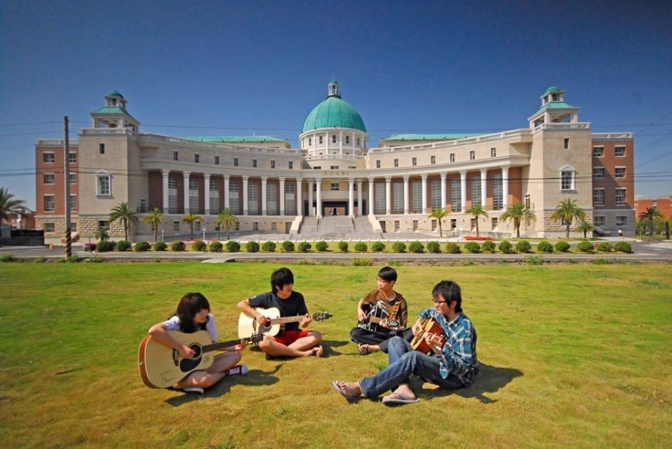 Đại học Á Châu (Asia University – AU) đạt 37 bậc trong năm nay và xếp thứ 10 ở Đài Loan, thứ 3 trong các trường đại học tư nhân và số 1 trong các trường đại học ngoài y khoa.