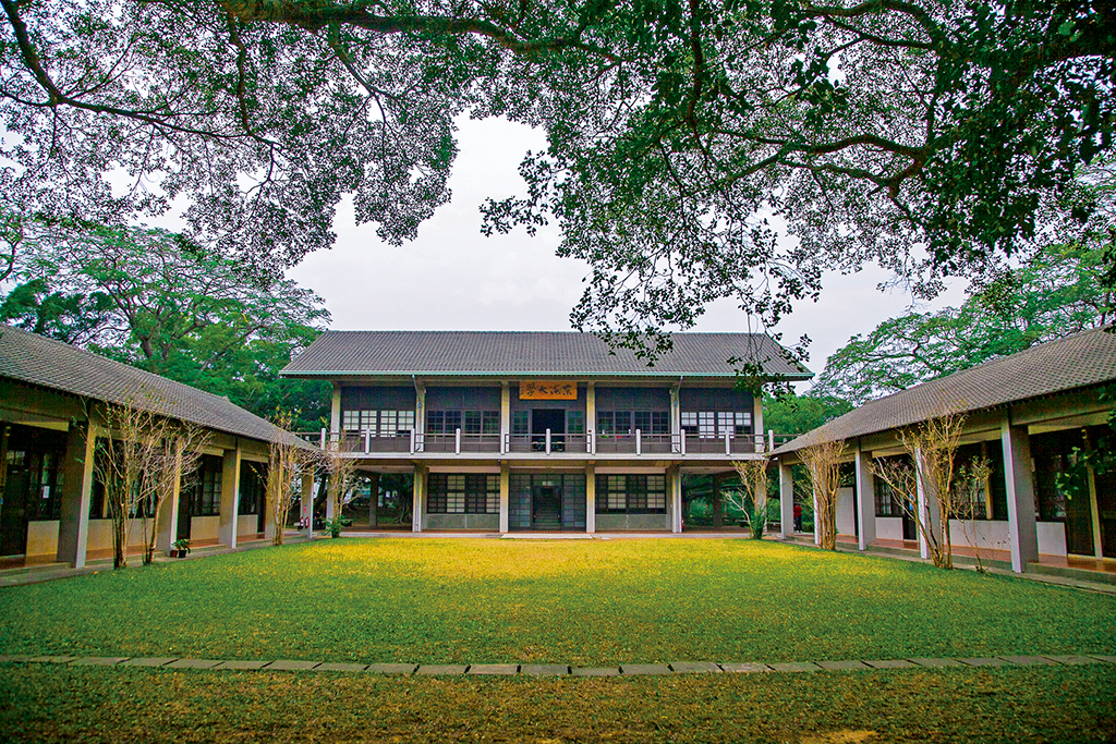 Đại học Đông Hải – Tunghai University được thành lập năm 1955. Đây là trường đầu tiên có trung tâm ngôn ngữ ở miền trung Đài Loan. Đại học này được biết đến là một trường với các chuyên ngành đào tạo đa dạng, cơ sở vật chất hiện đại với khuôn viên hơn 1 triệu feet, là một trong các trường được mệnh danh có khuôn viên đẹp nhất. Tất cả đều tạo nên khung cảnh thiên nhiên tuyệt vời cho việc học tập của sinh viên.