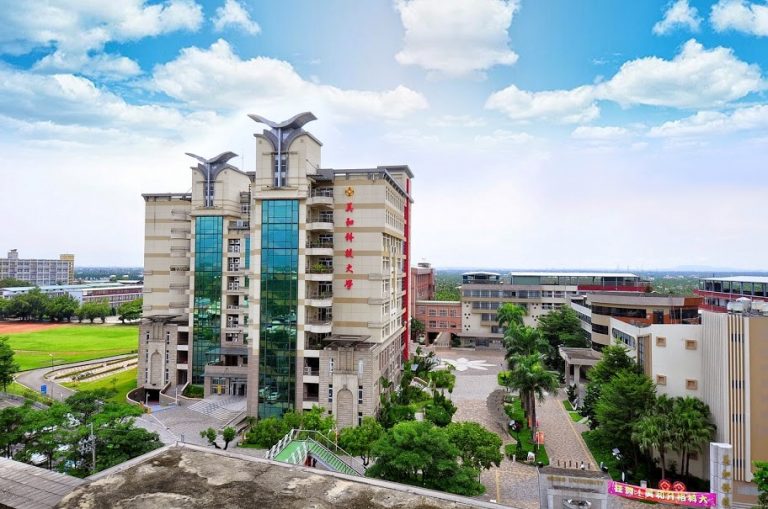 Đại học Mỹ Hòa (MU), được thành lập năm 1966, là trường đào tạo về ngành điều dưỡng tư thục đầu tiên ở Đài Loan. MU có 3 Khoa, bao gồm: Y tế và Điều dưỡng, Kinh doanh và Quản lý, và Sinh thái Nhân văn. Với tổng số 14 chương trình đại học và 5 chương trình sau đại học.